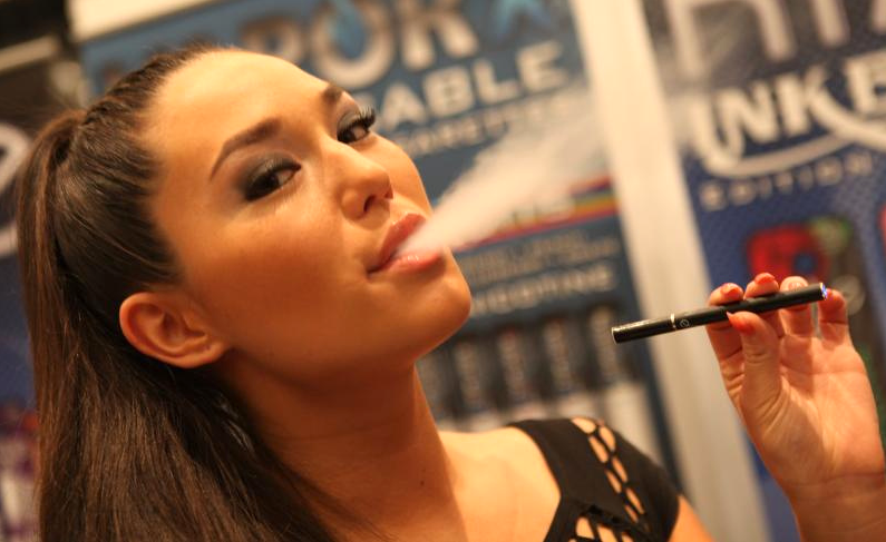 A model smoking an electronic cigarette. Photo by Michael Dorausch (Wikipedia Creative Commons)