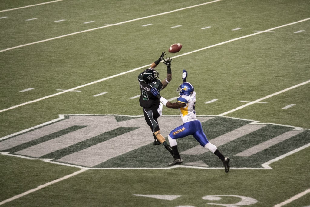 Got a picture of UH Warrior Wide Receiver Bill Ray-Stutzman, catching a long pass against San Jose State. Photo: Devin Takahashi/ Kapi'o.