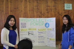 ESOL 94 students from China, Taiwan, Japan and Korea share their posters about sustainable industries.  Photo: Hanul Seo/Kapiʻo 