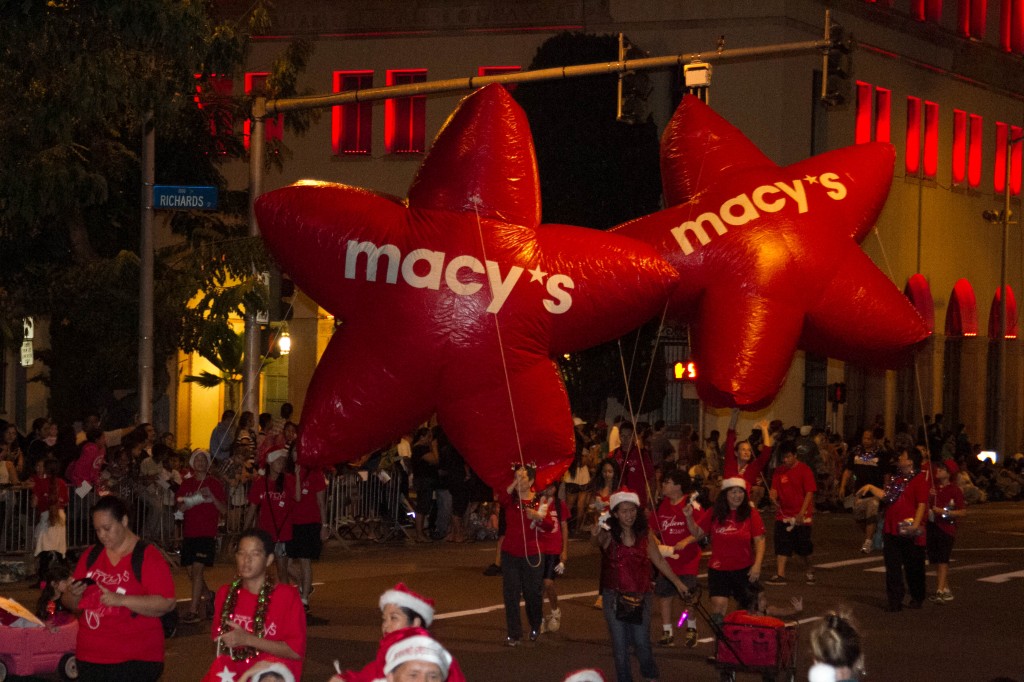 Macyʻs came by with their participants that were holding their big balloon stars in the annual christmas parade in downtown Honolulu. Photo: Devin Takahashi/Kapiʻo.