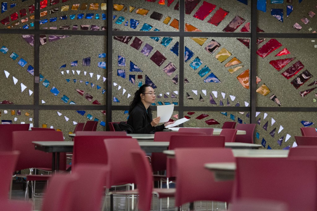 A student gazes at her paper, from what I presume, in hopes of acing a test. Photo: Devin Takahashi/Kapiʻo.