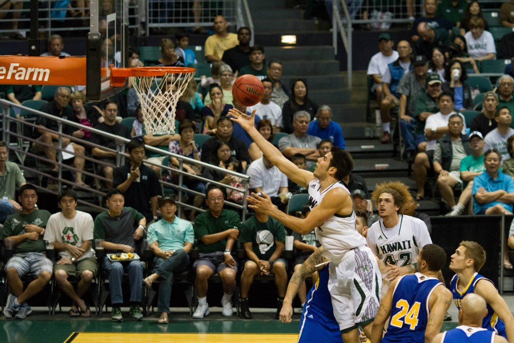 Christian Standhardinger makes a basket with his "floater" against the UC Riverside Highlanders. Photo: Devin Takahashi/Kapiʻo.