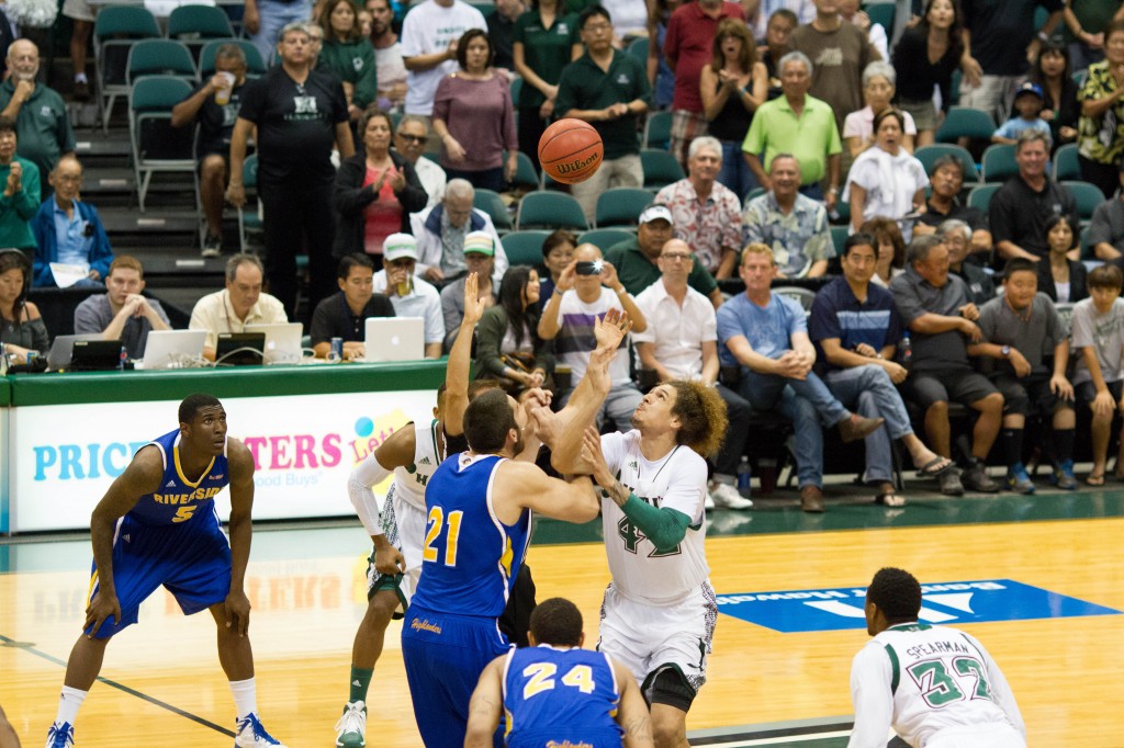 The UH Warriors and the UC Riverside Highlanders start the game. Photo: Devin Takahashi/Kapi'o.